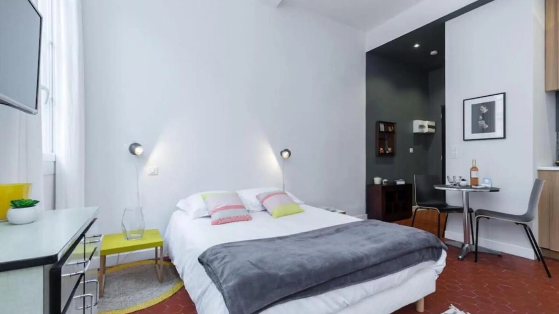 Droite - Bright Studio In The Old Town Niza Apartamento