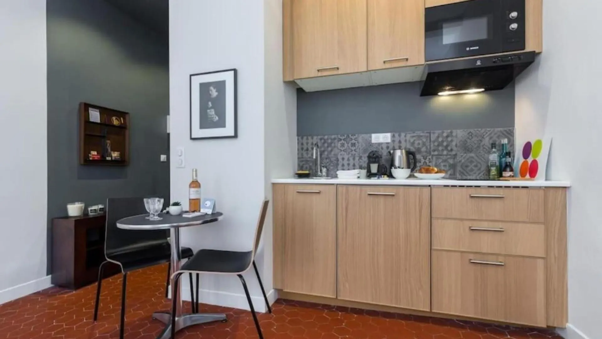 Droite - Bright Studio In The Old Town Niza Apartamento