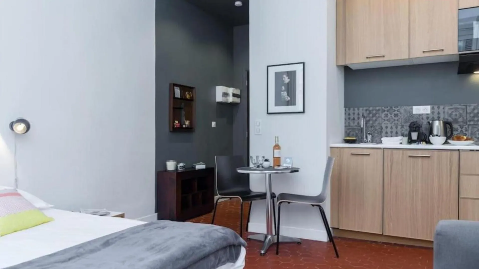 Droite - Bright Studio In The Old Town Niza Apartamento